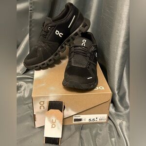 On Cloud Cloud 5 All Black Sz5.5 Women’s